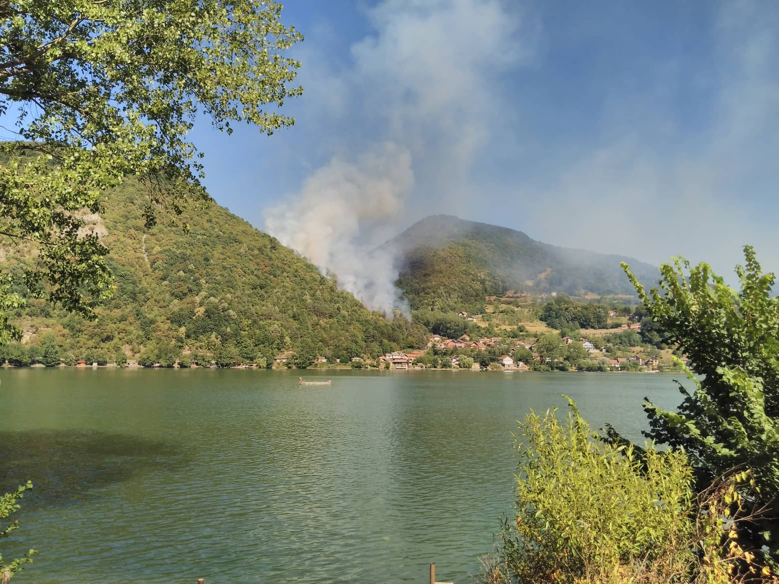 Požar zahvatio šumu kod Zvorničkog jezera, ugrožene kuće u Sakaru (FOTO+VIDEO)