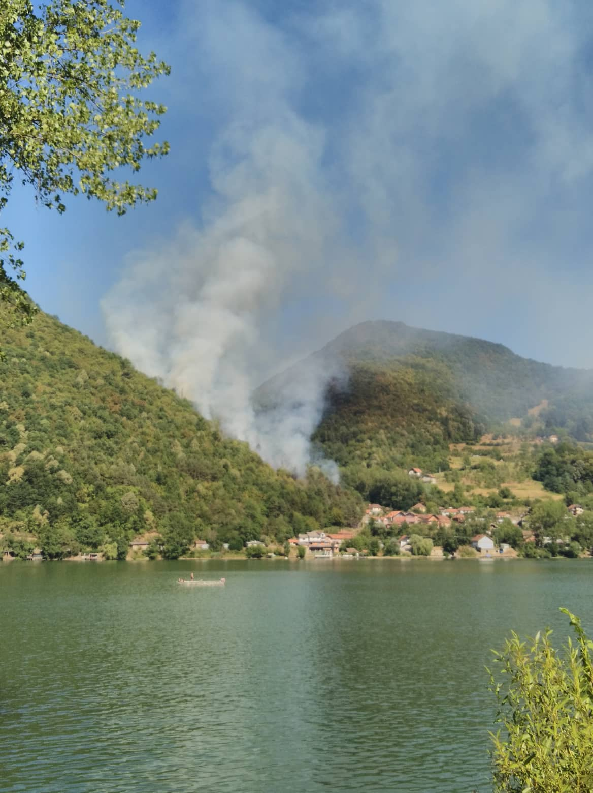 Požar zahvatio šumu kod Zvorničkog jezera, ugrožene kuće u Sakaru (FOTO+VIDEO)