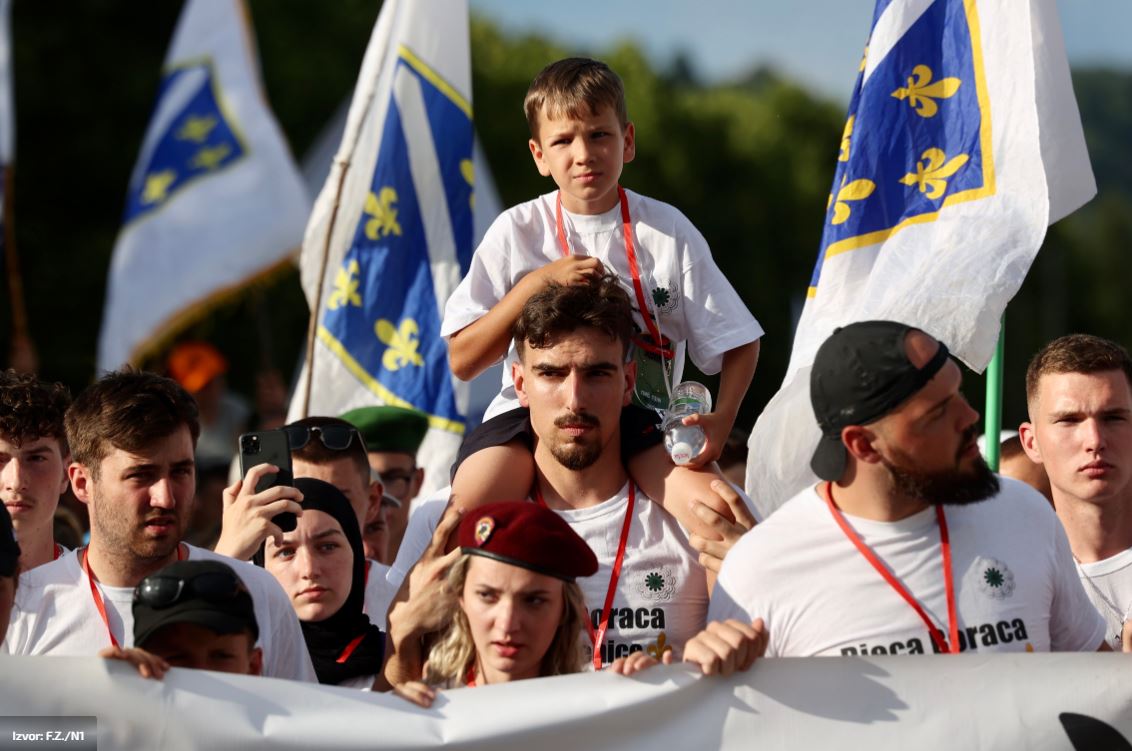 Učesnici Marša mira stigli u Potočare: Mukla tišina i molitve za žrtve (FOTO)