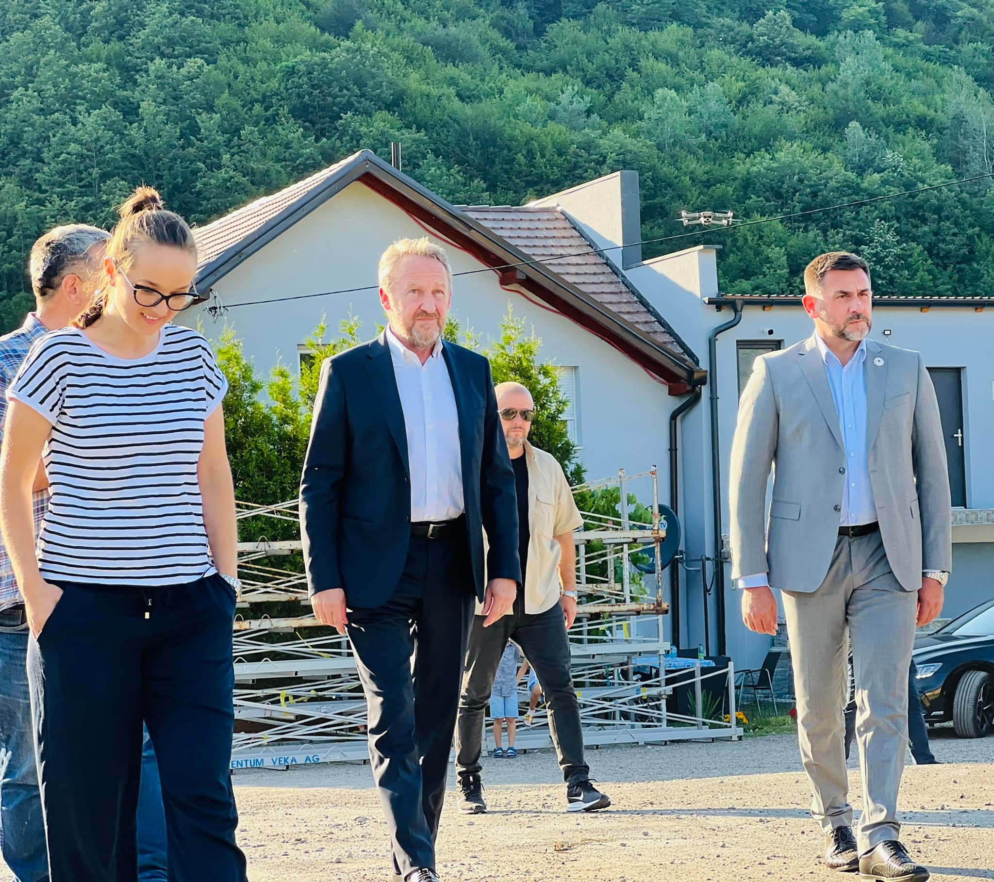 Bakir Izetbegović i Edin Ramić posjetili Senada Omerovića i najveću plantažu plasteničke proizvodnje u Podrinju (FOTO)