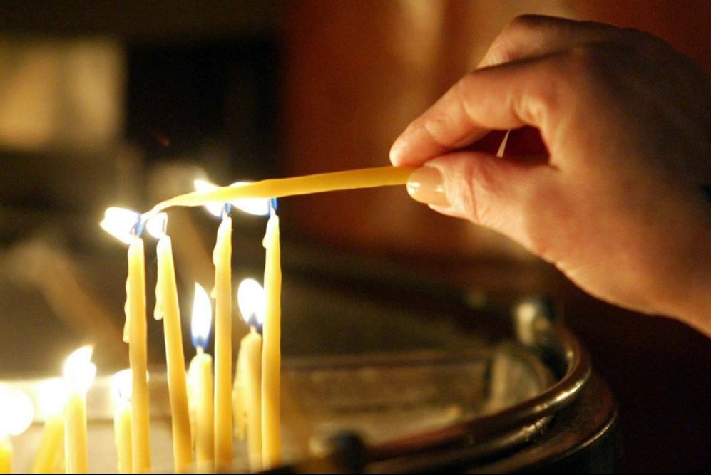 Kako je sveštenikc iz Loznice potrošio 2,5 miliona dinara od prodaje voska izgorijelih svijeća