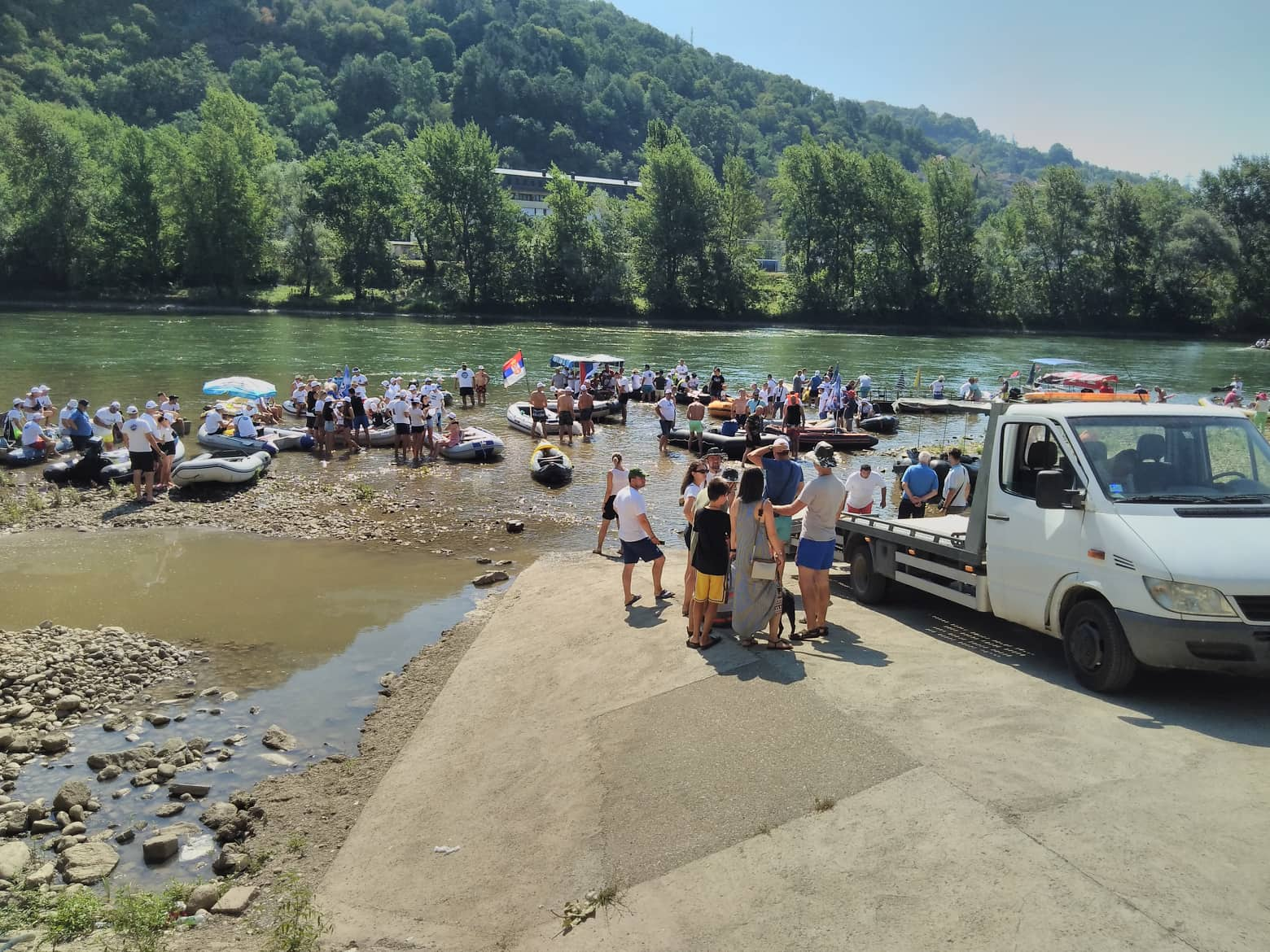 NAJSTARIJA UČESNICA DRINSKE REGATE: Ivanka ima 85 godina, ali je odlučila da se rashladi i opusti sa mladima (FOTO)