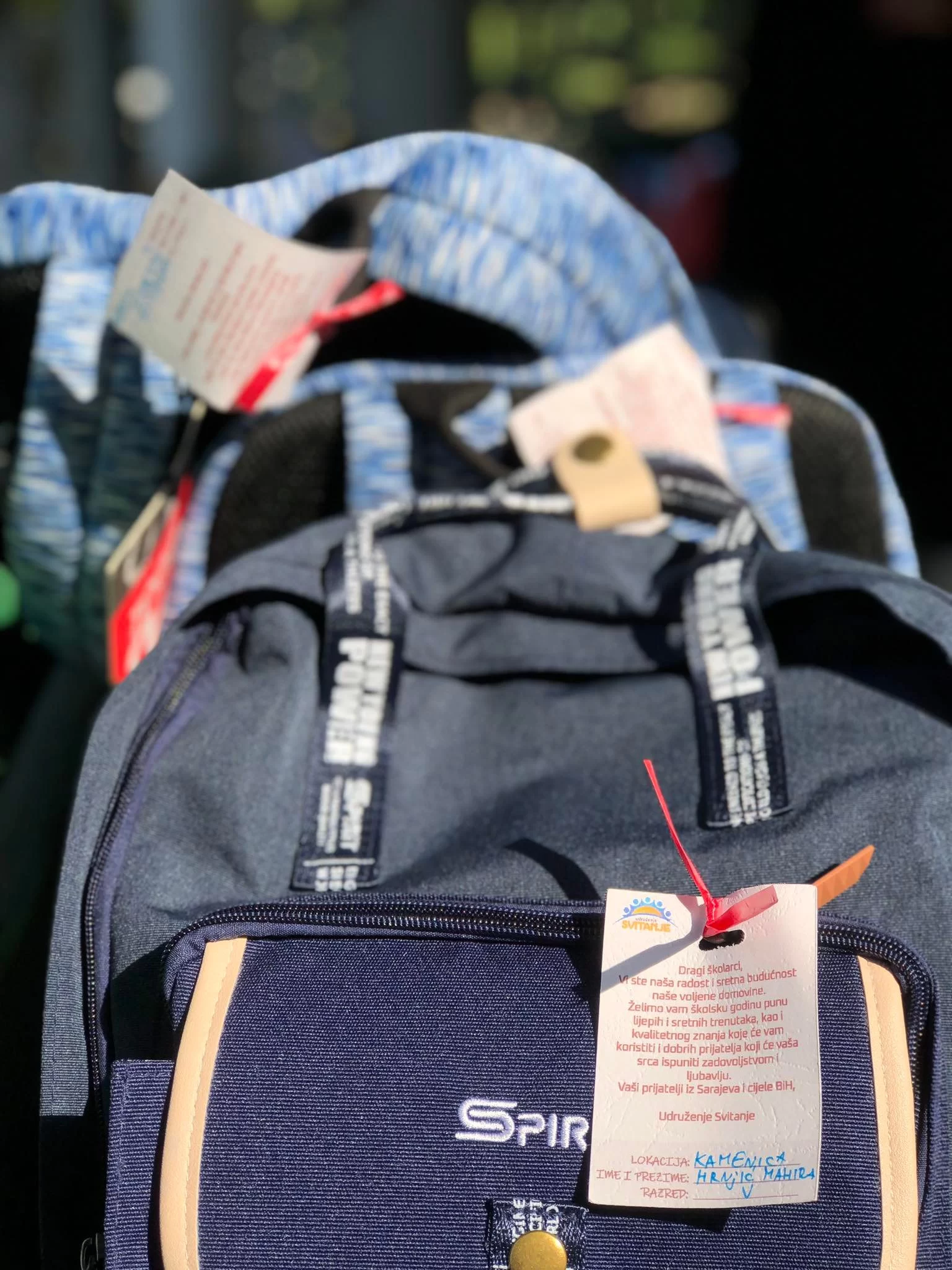 Udruženje "Svitanje" iz Sarajevo uručilo školske torbe i kompletan pribor učenicima povratnicima u Zvorniku (FOTO)