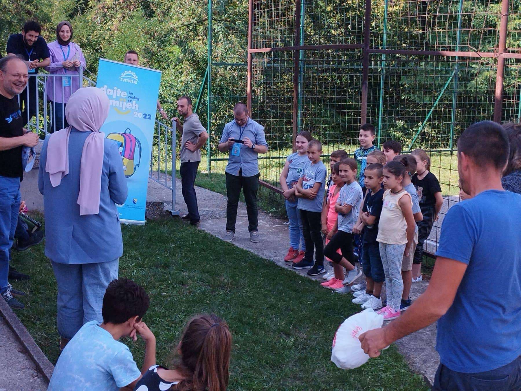 Udruženje "Svitanje" iz Sarajevo uručilo školske torbe i kompletan pribor učenicima povratnicima u Zvorniku (FOTO)