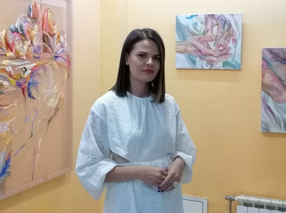 Dom omladine Zvornik: Otvorena druga samostalna izložba slika Katarine Aćimović – „Preplitanje“