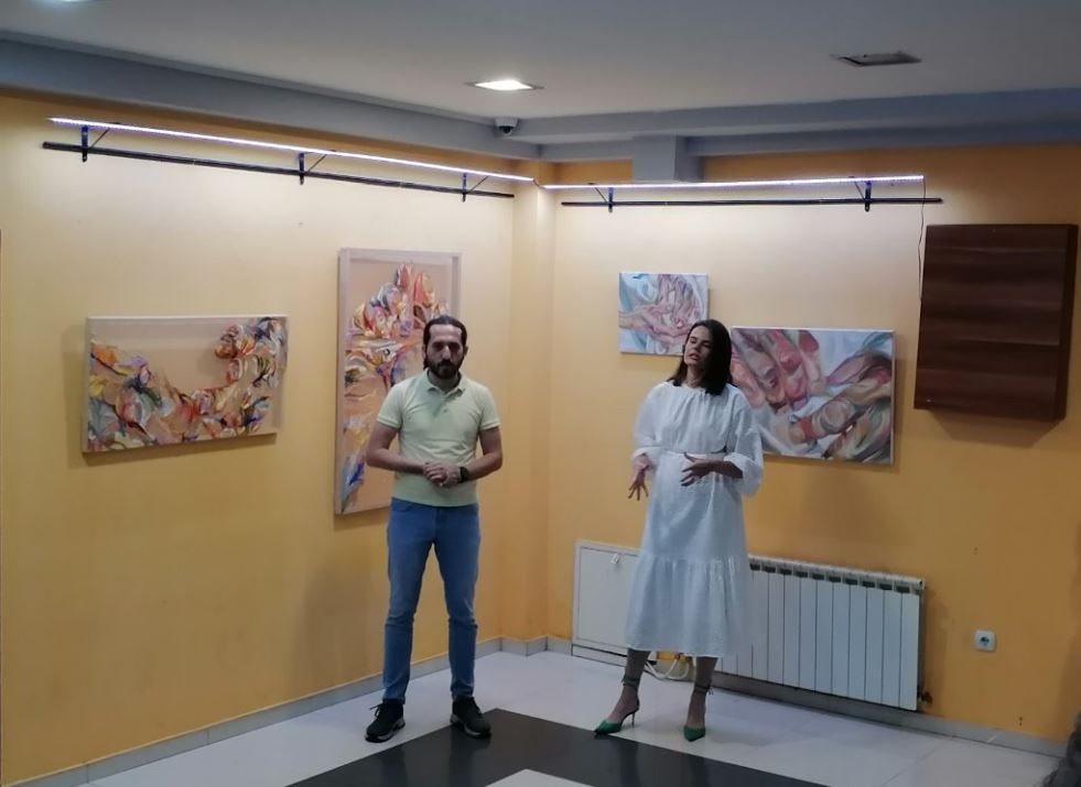 Dom omladine Zvornik: Otvorena druga samostalna izložba slika Katarine Aćimović – „Preplitanje“