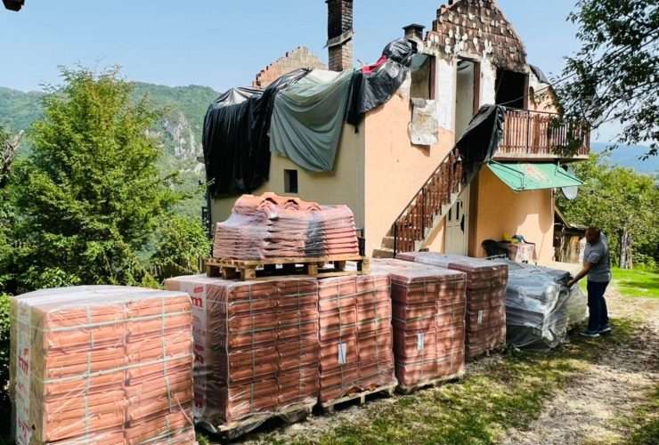 Stigao građevinski materijal za izgorijelu porodičnu kuću Mustafića iz Pahljevića kod Zvornika (FOTO)