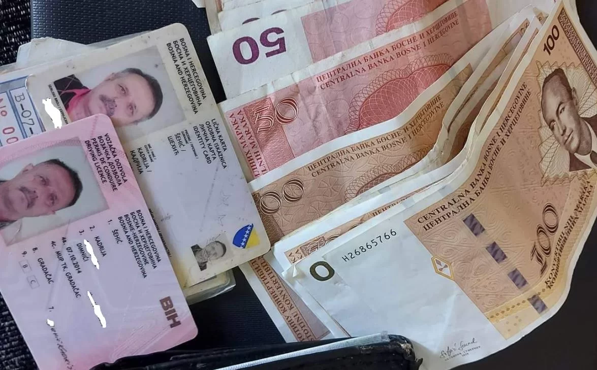 Izgubljeni novčanik pun novca u Bratuncu vraćen vlasniku iz Gradačca, novčanik pronašao Hazim koji je zadobio povrede u saobraćajci u Hranči (FOTO)