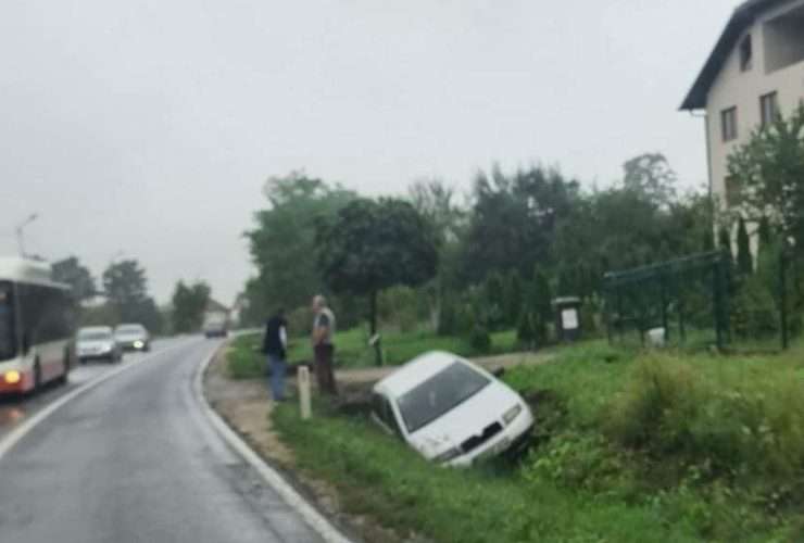 Automoil završio u kanalu pored magistralnog puta Zvornik-Tuzla (FOTO)