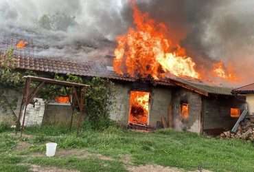 Požar progutao pomoćni objekat farme pilića kod Konjević Polja (FOTO)