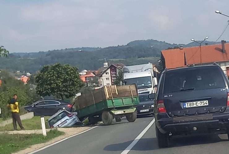 Na magistralnom putu Zvornik-Tuzla sudar traktora i putničkog vozila (FOTO)