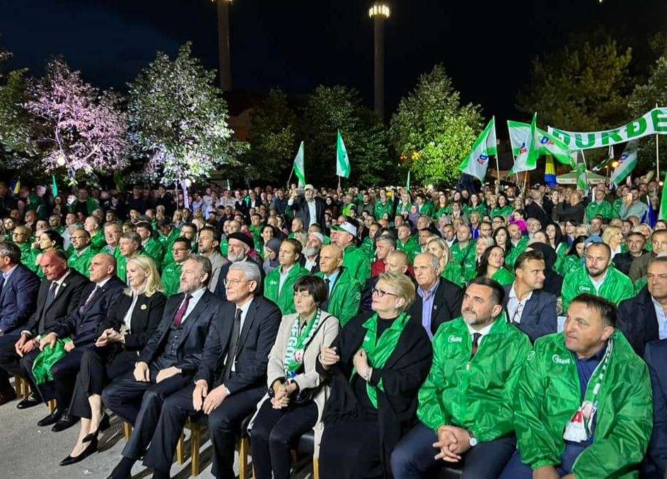 SDA predizbornu kampanju otvorila u Živinicama, Izetbegović najavio veće plate, penzije i napredak