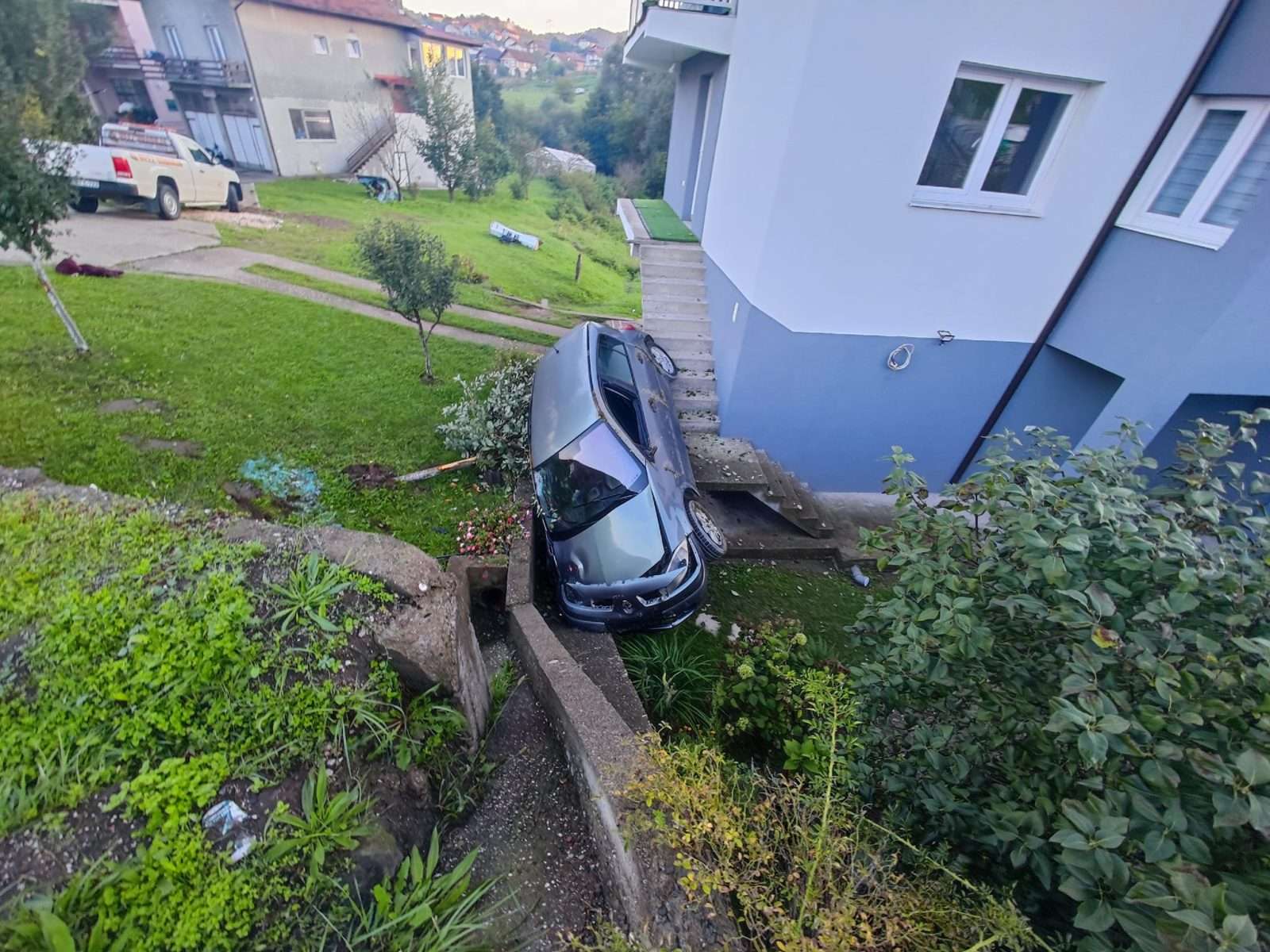 U dvorište porodičnog doma sletio automobilom sa magistralnog puta Zvornik-Tuzla (FOTO)