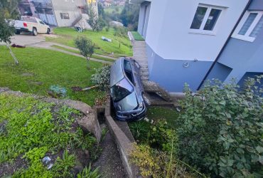 U dvorište porodičnog doma sletio automobilom sa magistralnog puta Zvornik-Tuzla (FOTO)