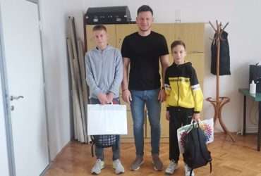 Vjeroučitelj nabavio školske torbe za svoje đake u Roćeviću i Branjevu