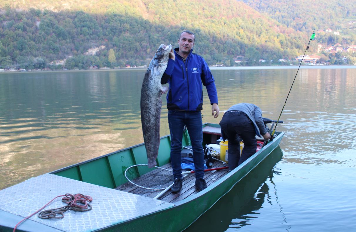 Ulovljen som od 20 kilograma na Zvorničkom jezeru, Faruk Efendić nakon 15 minuta borbe uspio izvući kapitalca dugog 135 cm (FOTO)