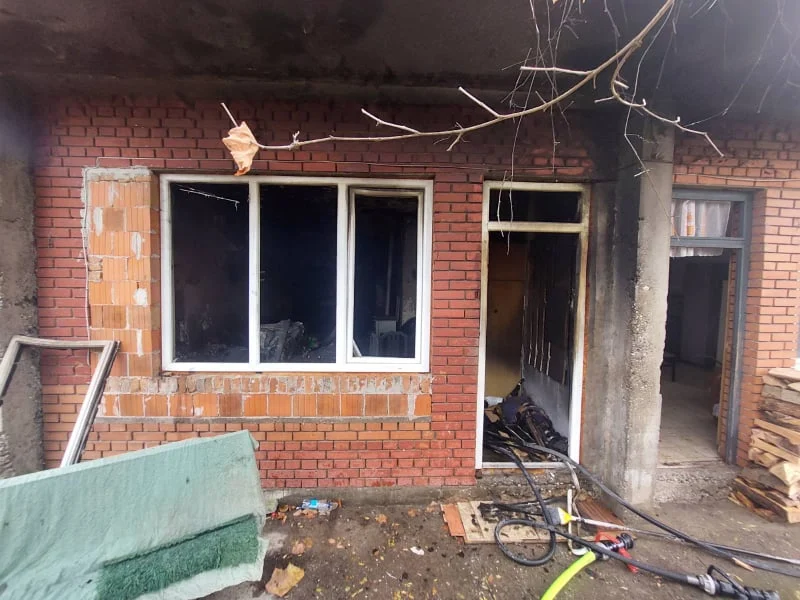Požar zahvatio porodičnu kuću u Čelopeku, brzom intervencijom vatrogasaca spriječena potpuna katastrofa (FOTO)