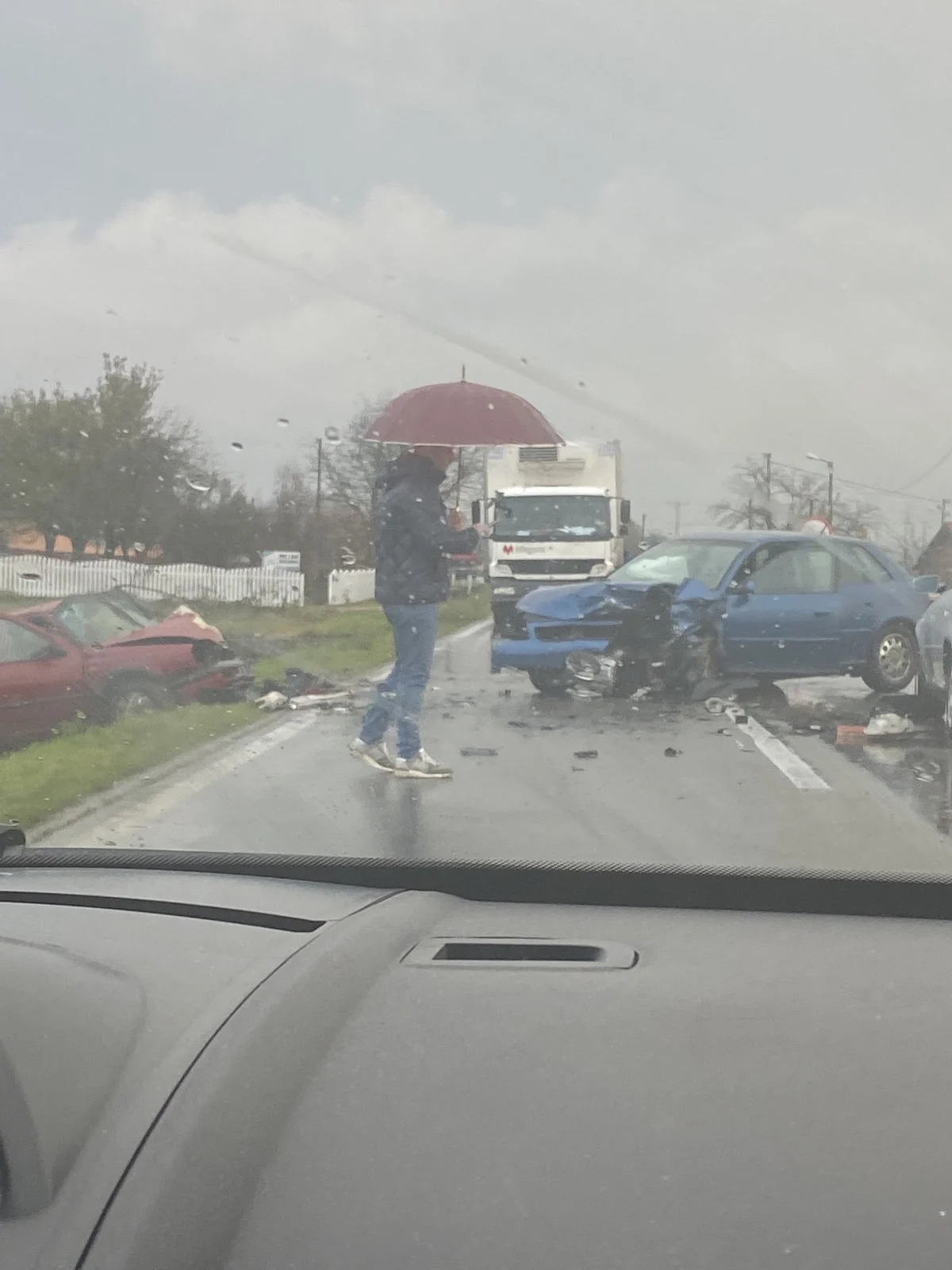 Teška saobraćajna nesreća kod Bijeljine: Pet osoba povrijeđeno, auto završio u kanalu