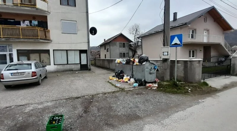 Divlja deponija smeća na 100 metara od centra grada Zvornik, a u Karakaju stanovnici zgrade kod TŠC-a ogorčeni na neredovan odvoz smeća