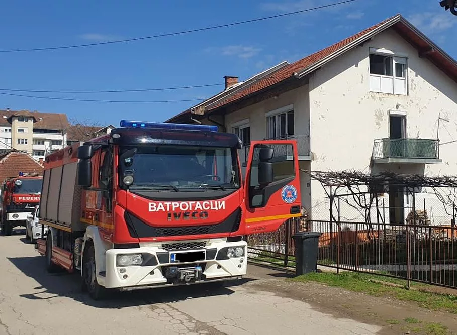 Požar unuštio kuhinju porodičnog doma u Bratuncu, vatrogasci brzom intevencijom spriječili još veću štetu (FOTO)