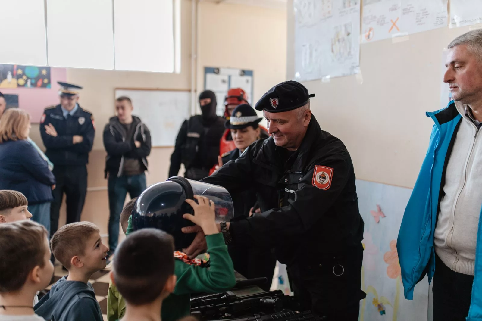 Mališani Branjeva i Milića isprobavali zaštitnu opremu policije, pregledali kompletan arsenal vatrenog oružja povodom Dana otvorenih vrata PU Zvornik (FOTO)