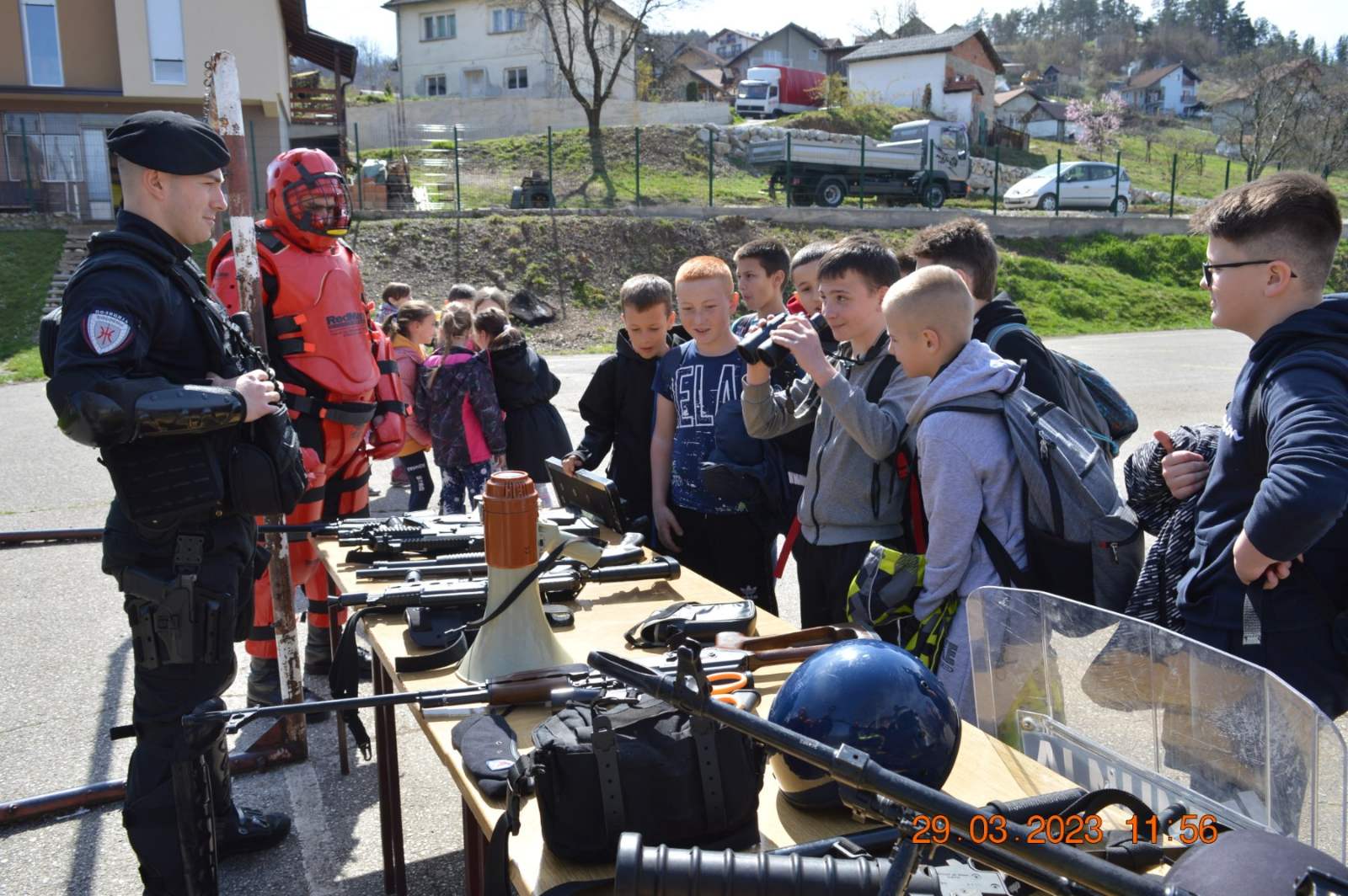 Mališani Branjeva i Milića isprobavali zaštitnu opremu policije, pregledali kompletan arsenal vatrenog oružja povodom Dana otvorenih vrata PU Zvornik (FOTO)