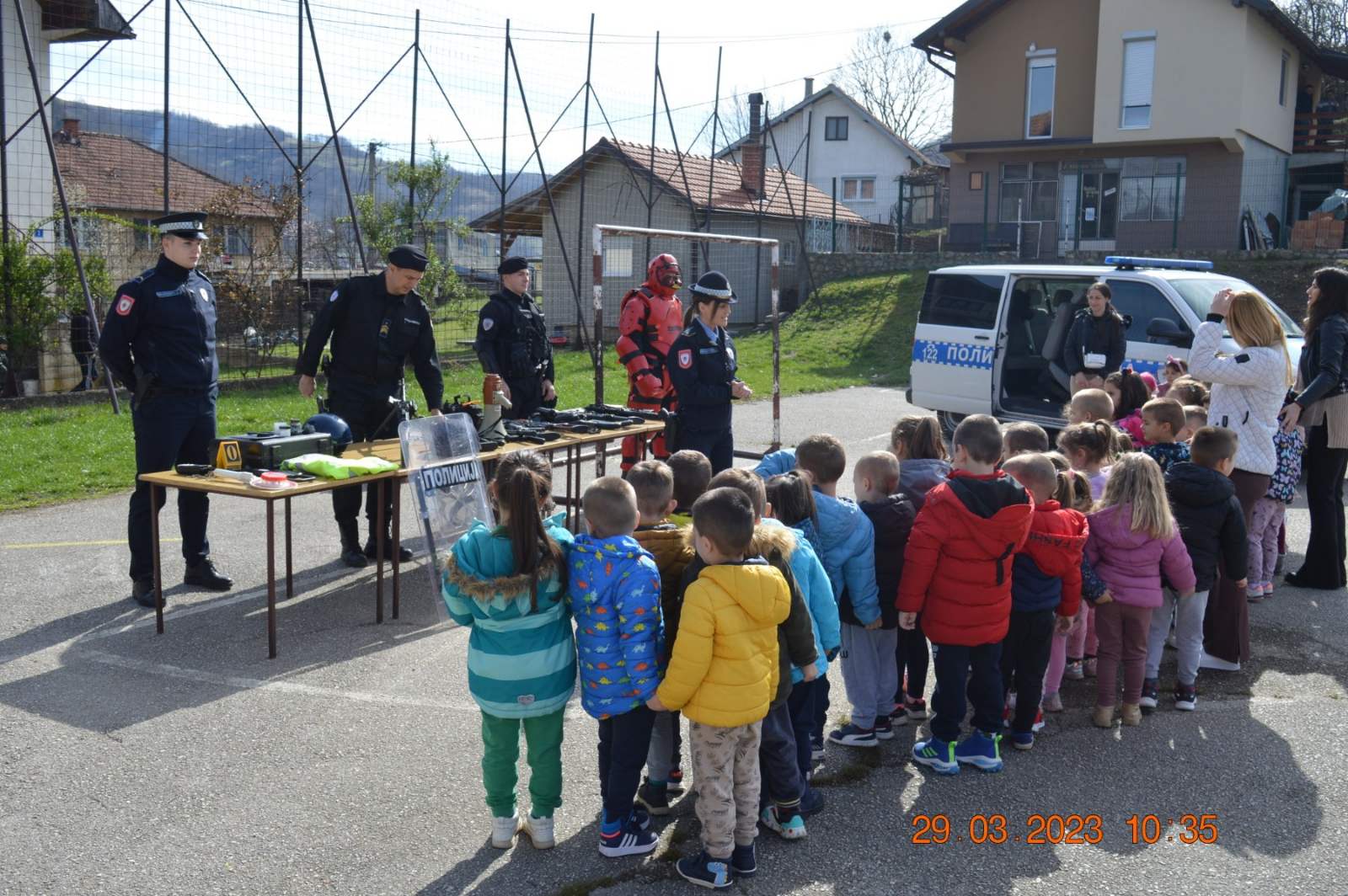 Mališani Branjeva i Milića isprobavali zaštitnu opremu policije, pregledali kompletan arsenal vatrenog oružja povodom Dana otvorenih vrata PU Zvornik (FOTO)