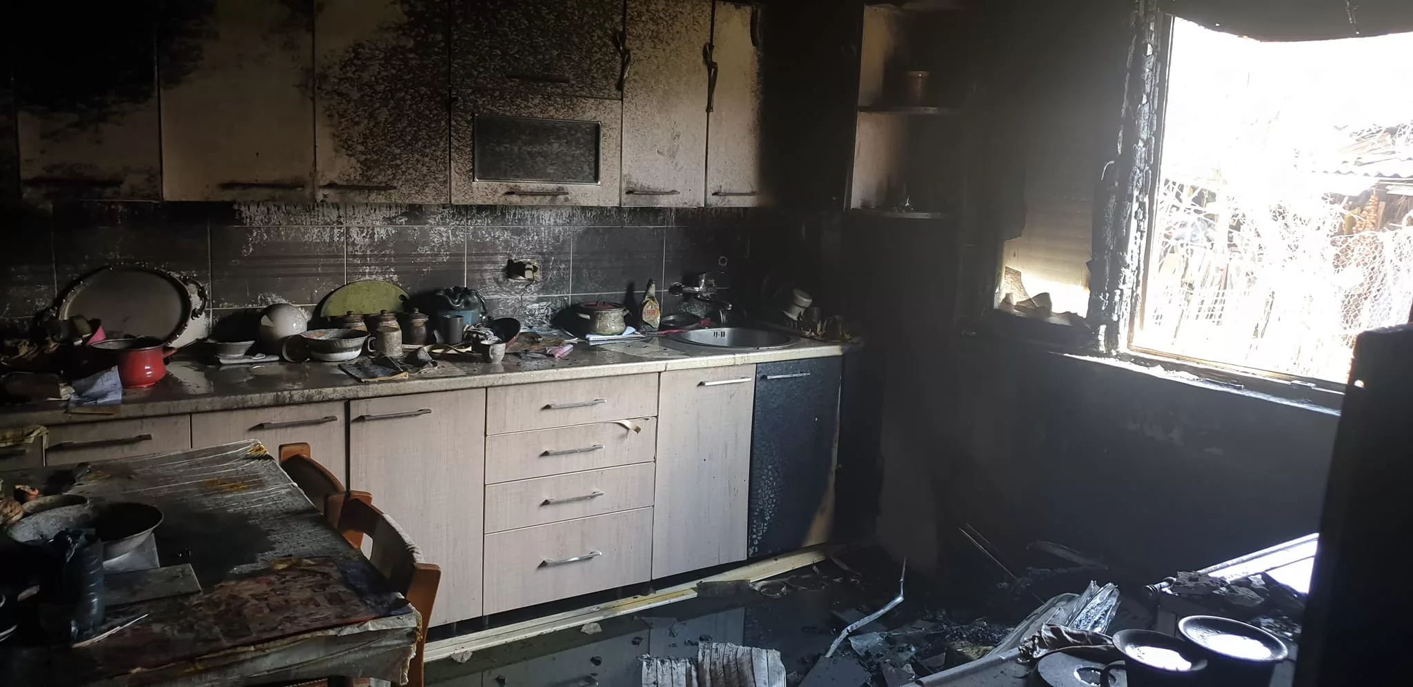 Požar unuštio kuhinju porodičnog doma u Bratuncu, vatrogasci brzom intevencijom spriječili još veću štetu (FOTO)