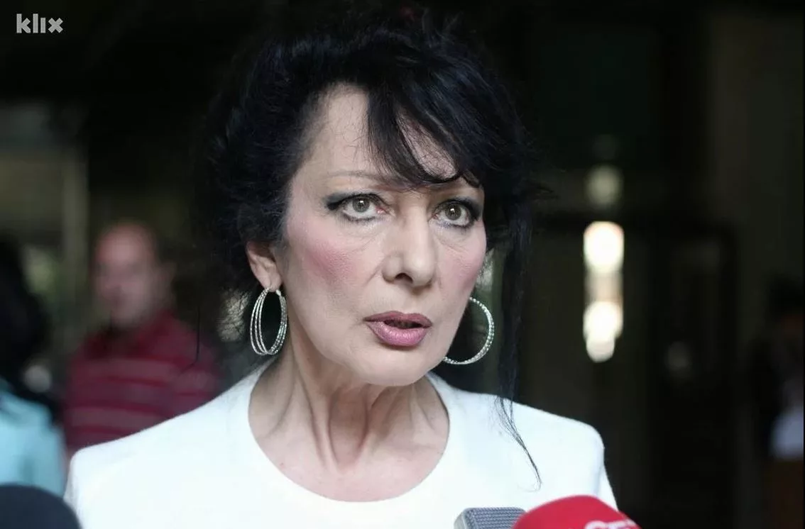 Zvorničanka Jasminka Šipka, najpoznatija spikerica Bosne i Hercegovine govorila u podkastu N1 televizije o čudnim situacijama doživljenim u studiju, obuci… (VIDEO)