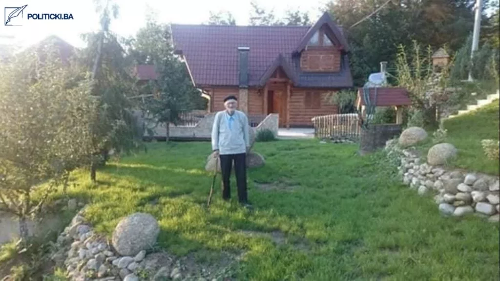 U 101. GODINI ŽIVOTA PREMINUO DJED JUSUF JUSIĆNa Ahiret preselio djed Jusuf (Ibrahima) Jusić iz sela Goduša kod Visokog u 101. godini života.Svoj 100.-ti i posljednji rođendan obilježio je 13. aprila 2023. godine u dobrom zdravlju i u krugu svoje porodice.Nakon kraće bolesti napustio nas je čovjek koji će uvijek biti naš uzor. Svjestan do posljednjeg daha svojim dostojansvenim i skromnim životom pokazao nam je put koji ćemo da slijedimo, piše BH reporter.Inna lillahi ve inna ilejhi radž’un. Upućujemo dovu Uzvišenom da ga opaspe svojom milosti i podari lijepi Dženet. Amin!Dženaza namaz će se obaviti 12. juna 2023. godine na Mezarju u Godušu poslije podne namaza.