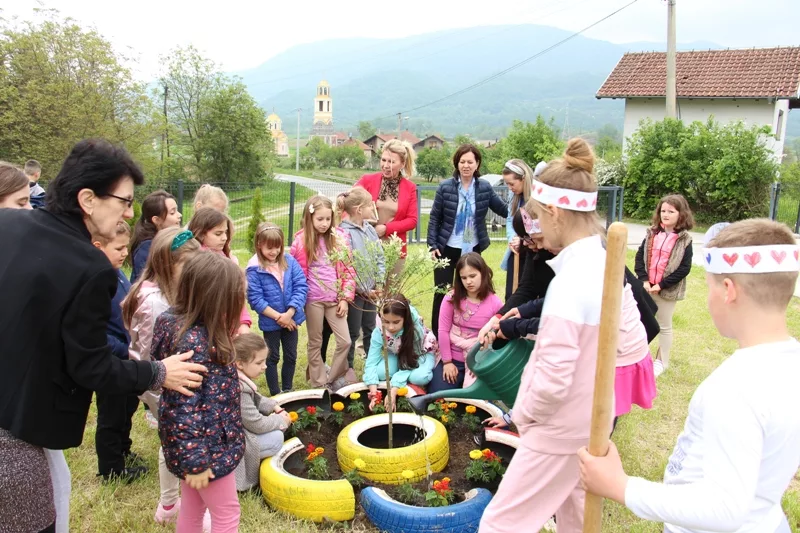 Novo zelenilo i cvijeće u zvorničkim školama (FOTO)