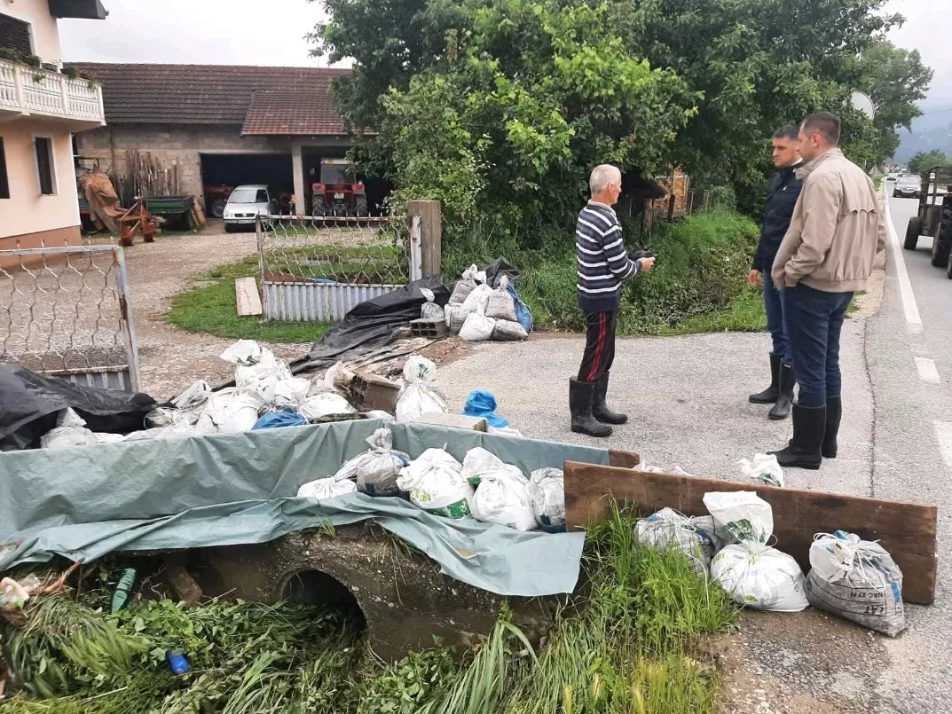 Olujno nevrijeme i vodene bujice prethodne noći poplavile 20 stambenih objekata u naseljima Cer, Čelopek, Tršić, Ulice i Branjevo (FOTO)