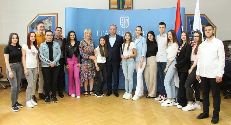 Gradonačelnik Zvornika upriličio prijem za vukovce srednjih škola, dobrovoljne davaoce krvi, novinare i strijelce protivgradne zaštite (FOTO)