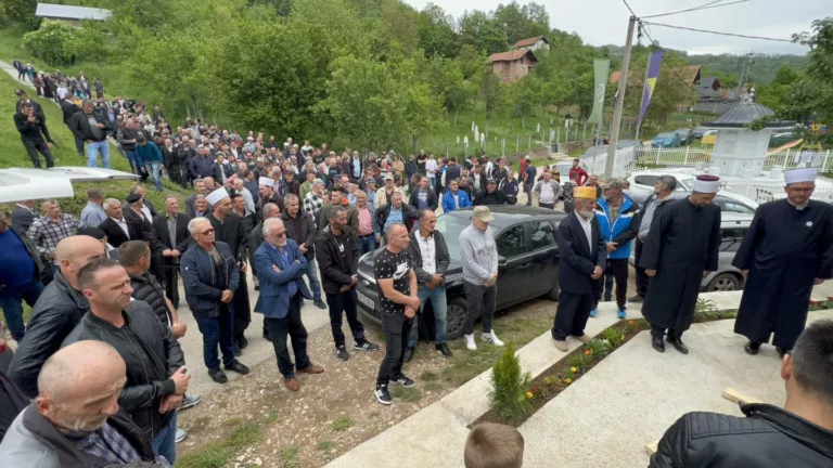 Veliki broj ljudi na dženazi u Cerskoj, ispraćaj dostojan čestitog života nastradalog Hariza Osmanovića (FOTO)