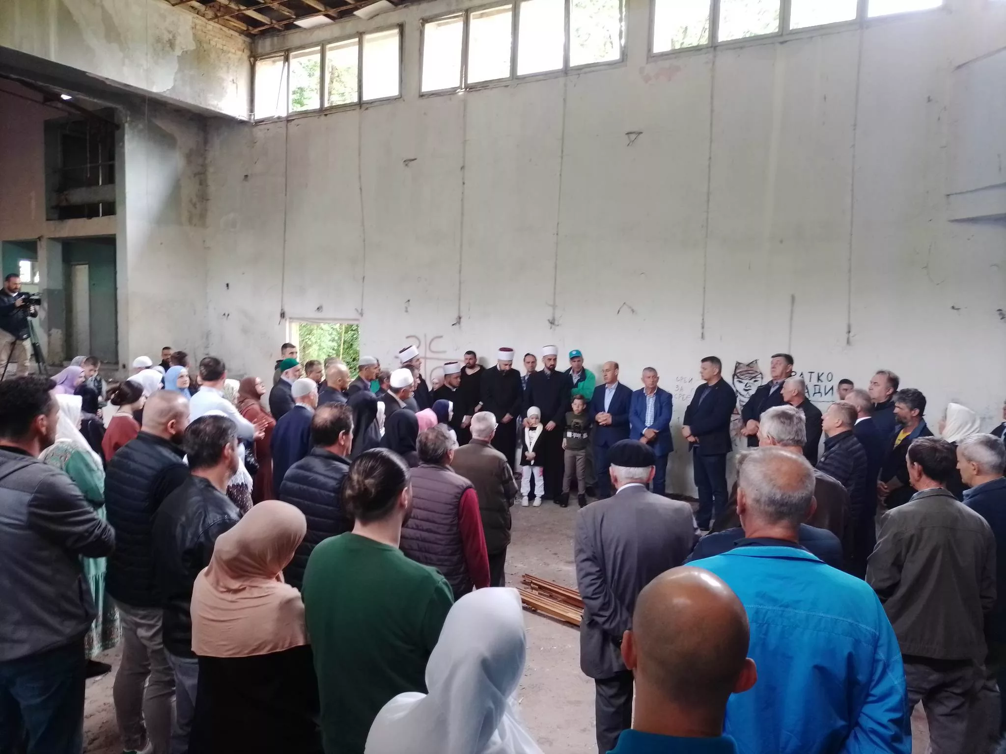 Obilježena godišnjica svirepog zločina u Drinjači, porodice ubijenih razočarene zbog uvredljivih grafita na mjestu zločina (FOTO)