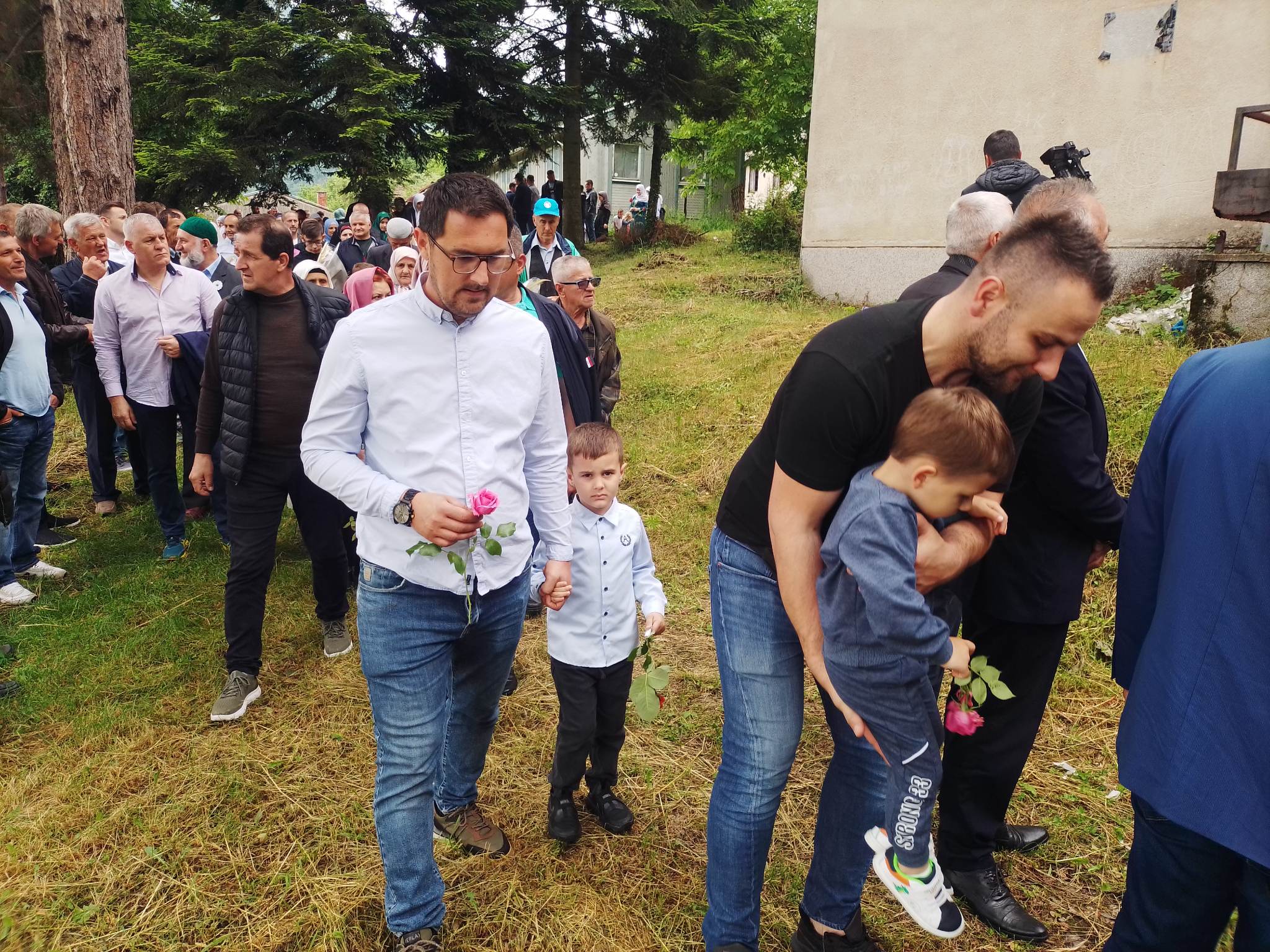 Obilježena godišnjica svirepog zločina u Drinjači, porodice ubijenih razočarene zbog uvredljivih grafita na mjestu zločina (FOTO)