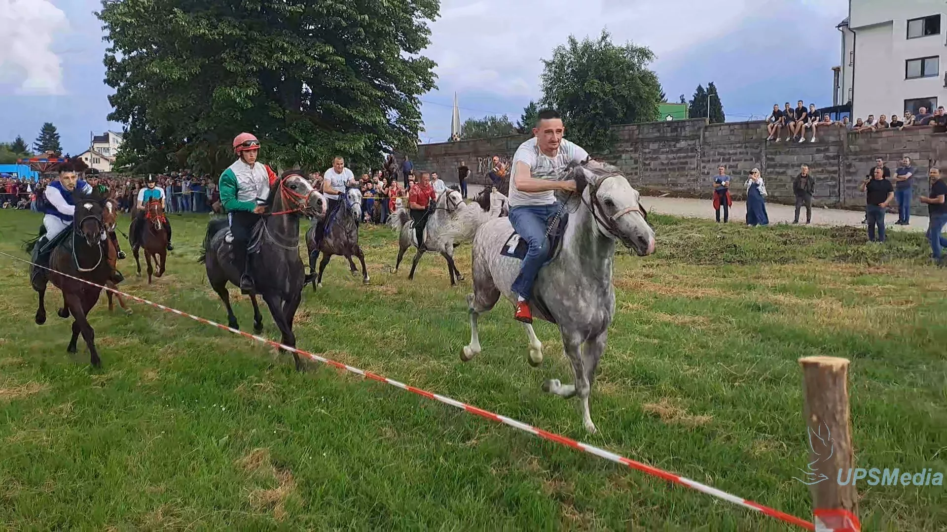 U Bratuncu uspješno organizovane konjičke trke (FOTO)
