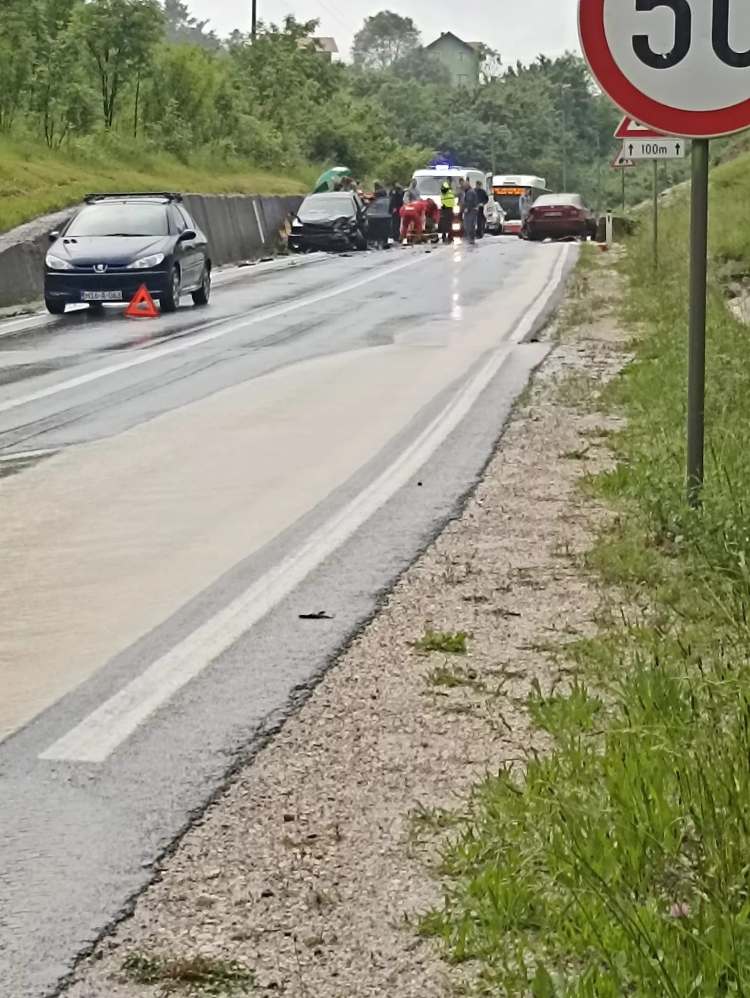 Ima povrijeđenih u saobraćajnoj nezgodi kod tunela Čaklovići na magistralnom putu Zvornik-Tuzla (FOTO)