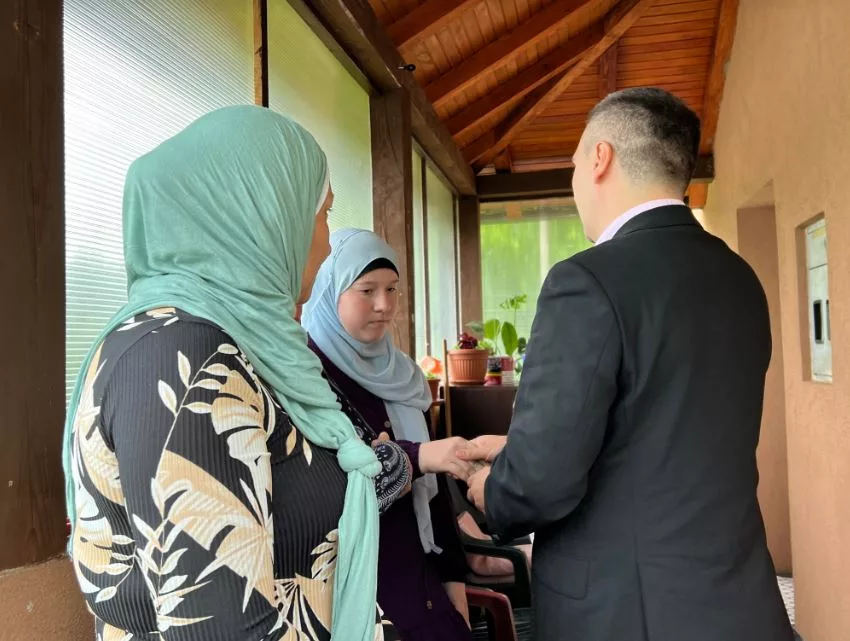 Ministar Nerin Dizdar posjetio porodicu Osmanović iz Cerske nakon pogibije Hariza Osmanovića (FOTO)
