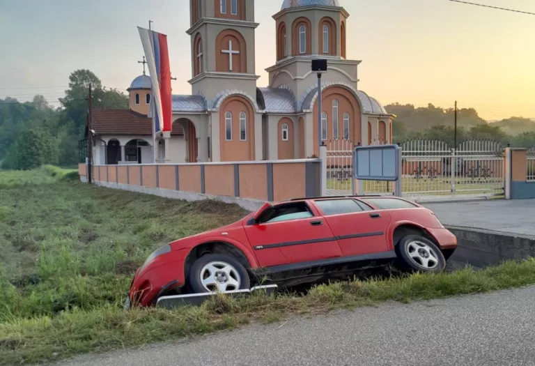 Slijetanje sa regionalnog puta Karakaj-Sapna u mjestu Cer (FOTO)