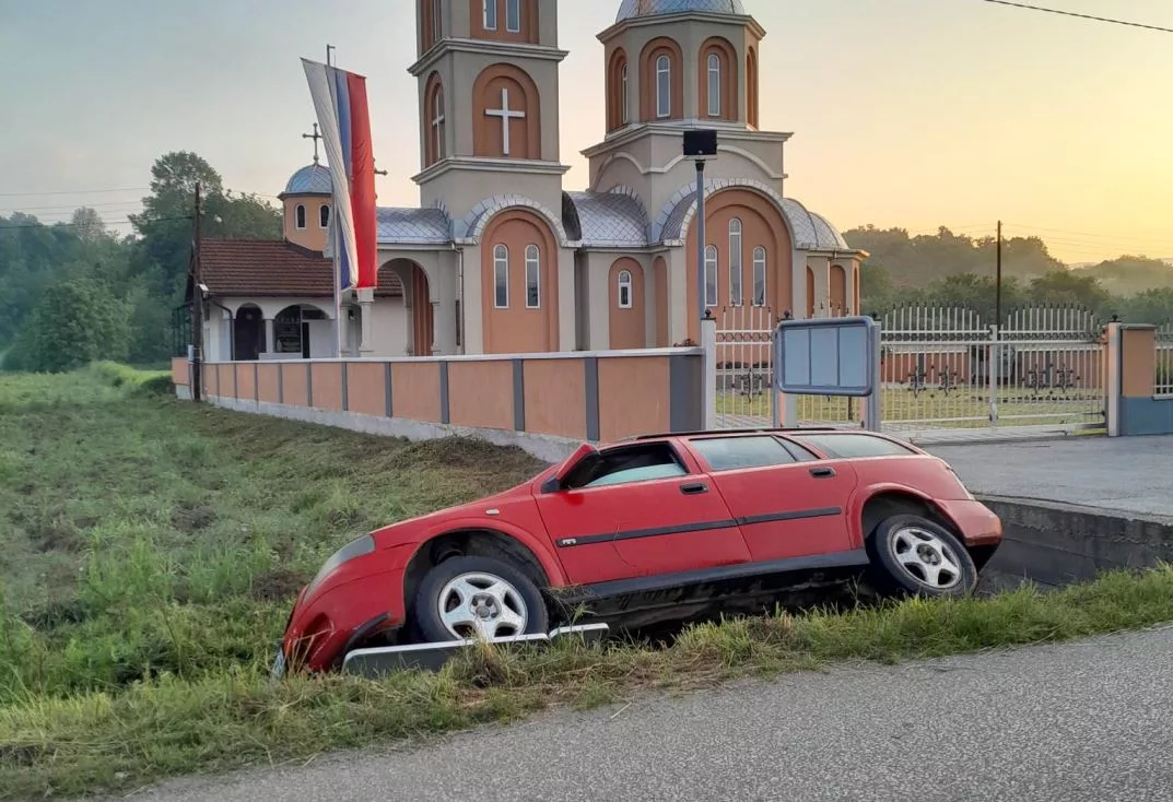 Slijetanje sa regionalnog puta Karakaj-Sapna u mjestu Cer (FOTO)