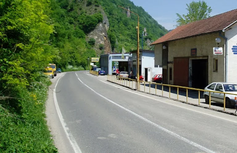 Jedna djevojka smrtno stradala u saobraćajnoj nesreći kod Diviča, dvije djevojke se bore za život