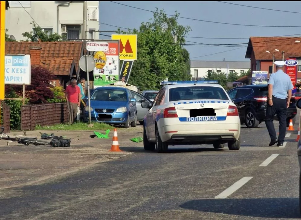 Biciklista izazvao saobraćajnu nezgodu i završio na UKC Tuzla