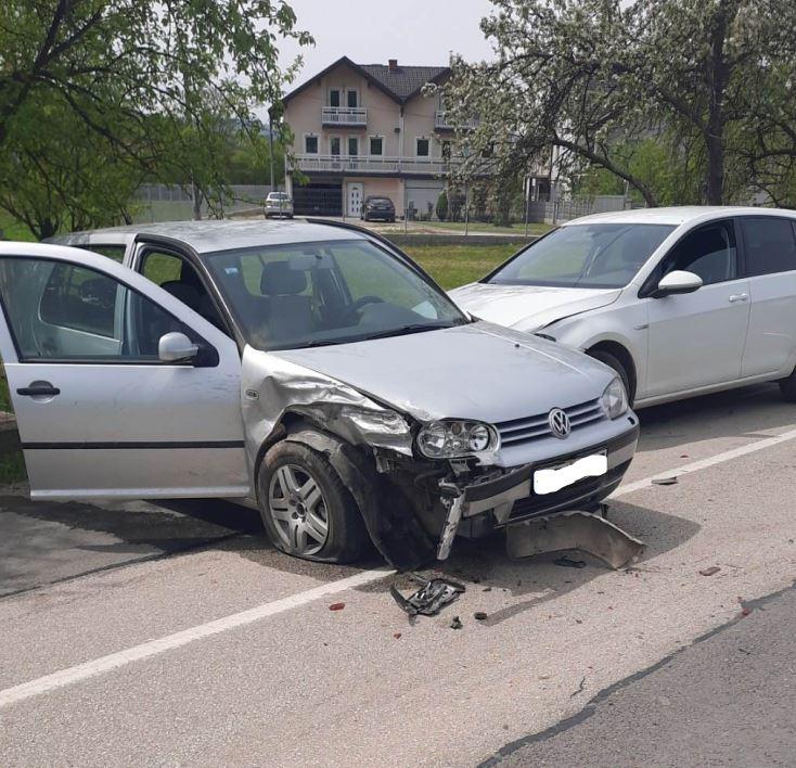 Prilikom sudara golfova u Đulićima, jedno lico zadobilo povrede i završilo na UKC Tuzla (FOTO)