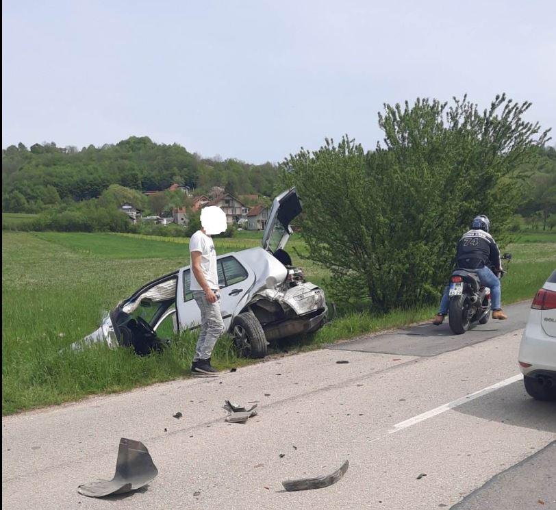 Prilikom sudara golfova u Đulićima, jedno lico zadobilo povrede i završilo na UKC Tuzla (FOTO)