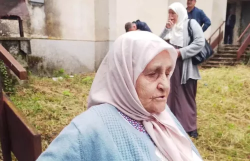 Obilježena godišnjica svirepog zločina u Drinjači, porodice ubijenih razočarene zbog uvredljivih grafita na mjestu zločina (FOTO)