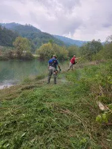 Uspješna akcija ribolovačkih udruženja čišćenja obale Drine u Polomu (FOTO)