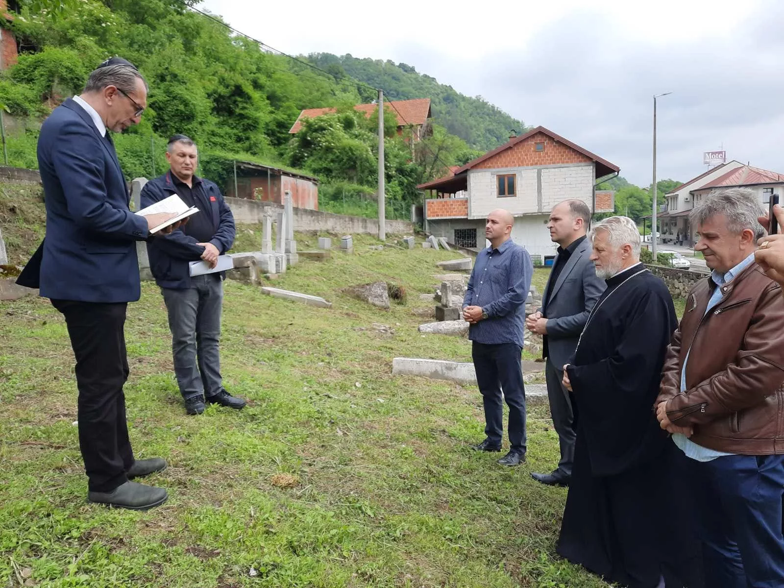 Polaganjem vijenaca obilježeno sjećanje na stradale Jevreje u Zvorniku (FOTO)