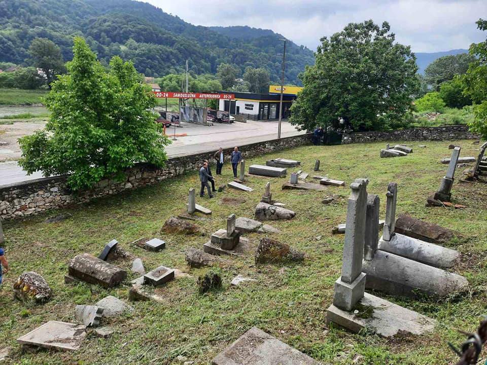 Polaganjem vijenaca obilježeno sjećanje na stradale Jevreje u Zvorniku (FOTO)