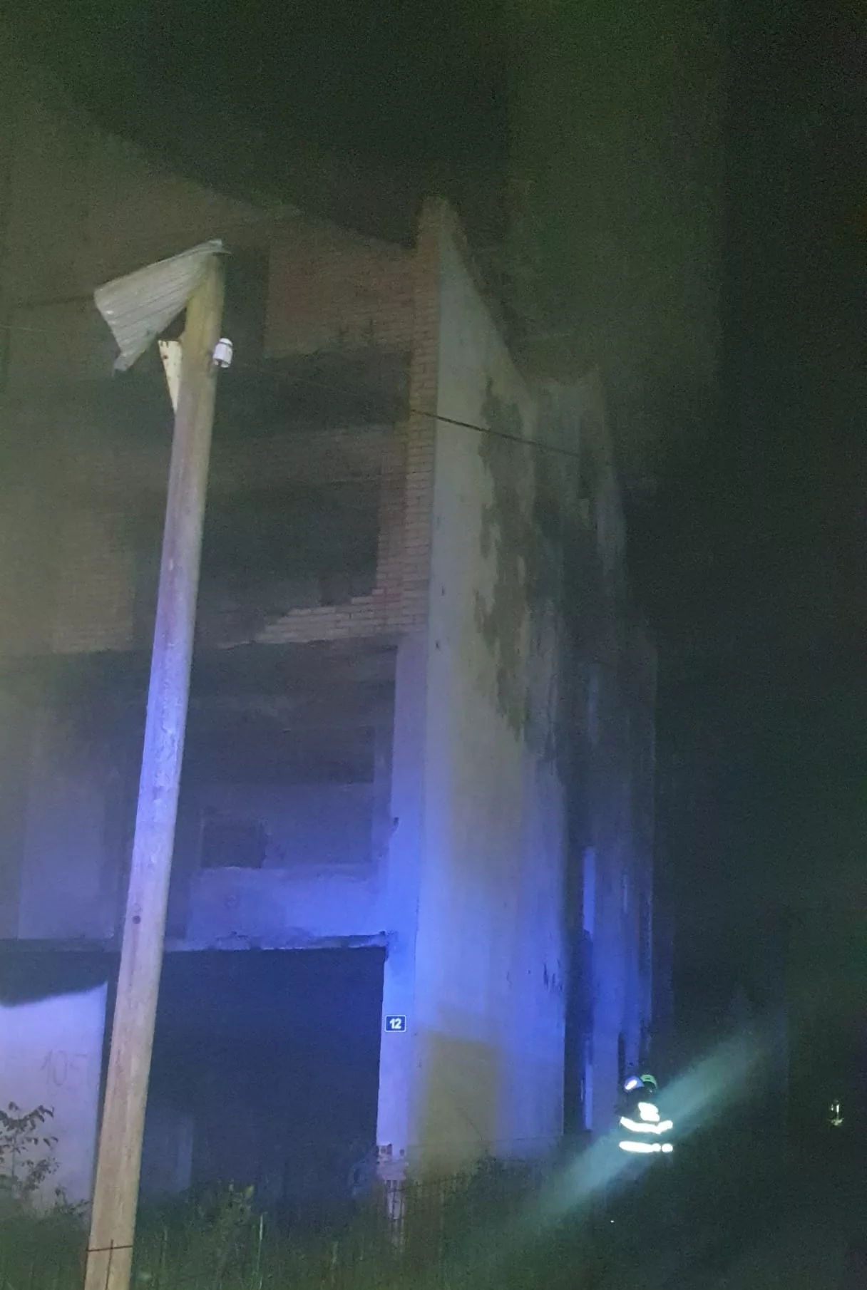 Požar na automobilu nepoznatog vlasnika u napuštenoj zgradi kod Bratunca (FOTO)